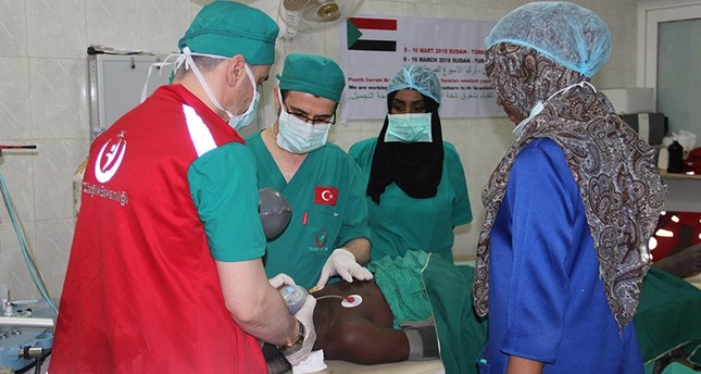 أطباء أتراك يجرون عملية لطفل سوداني الأناضول