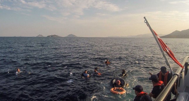 عناصر من خفر السواحل التركي ينفذ عملية إنقاذ لمهاجرين في البحر الأناضول