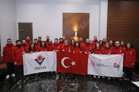 فريق الرحلة العلمية التركية الوطنية الثامنة قبل مغادرته إلى القارة القطبية الجنوبية أنتاركتيكا من مطار إسطنبول صورة: الأناضول