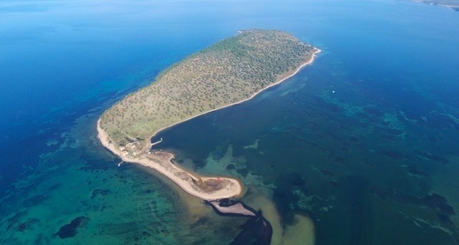 جزيرة تشيشيك Çiçek ،الواقعة قبالة ساحل أيفاليك