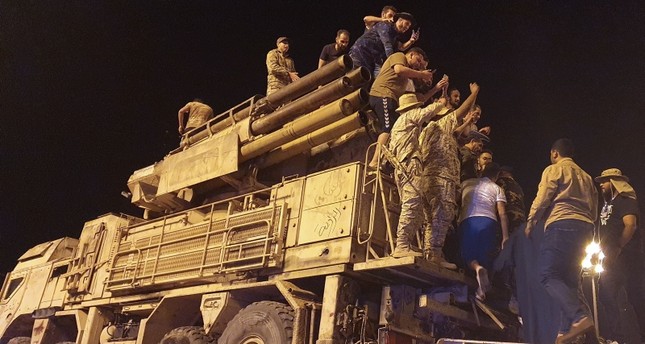 عناصر من قوات الحكومة الليبية يحتفلون بمصادرة منظومة الدفاع الجوي السورية بانتسير عقب السيطرة على قاعدة الوطية وكالة الأنباء الفرنسية