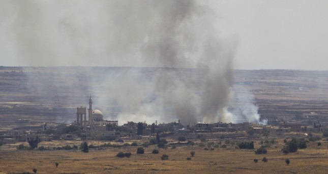 الدخان يتصاعد من الأراضي السورية كما يظهر من مرتفعات الجولان المحتلة الفرنسية