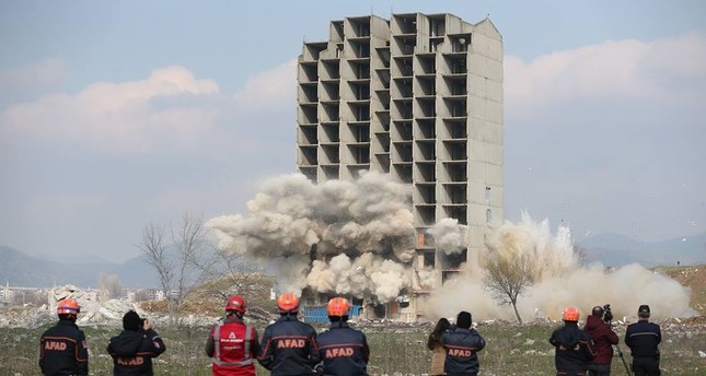 في تركيا.. مبنى من 13 طابقاً يصمد أمام تفجيرين بالديناميت