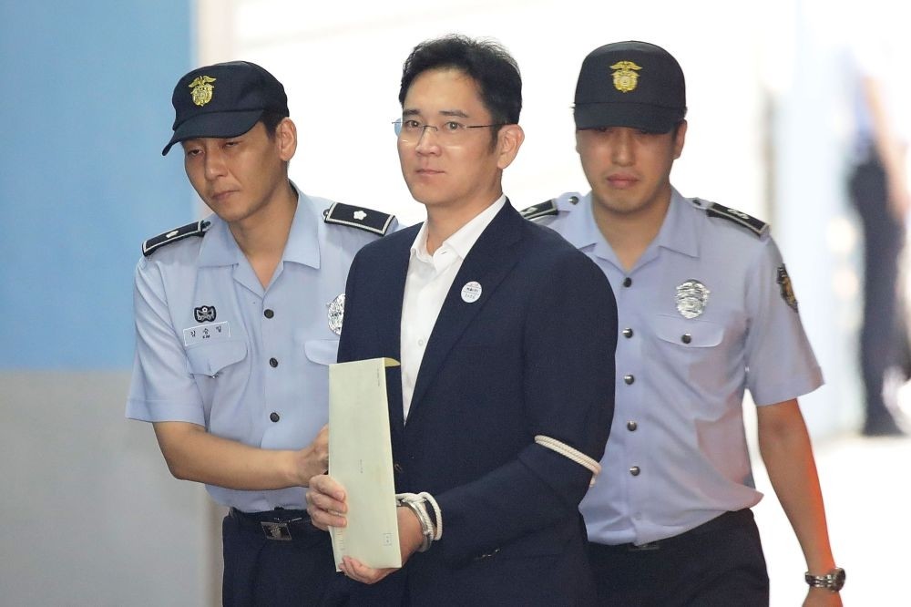 Samsung Group heir Lee Jae-yong arrives at Seoul Central District Court in Seoul on Aug. 25.