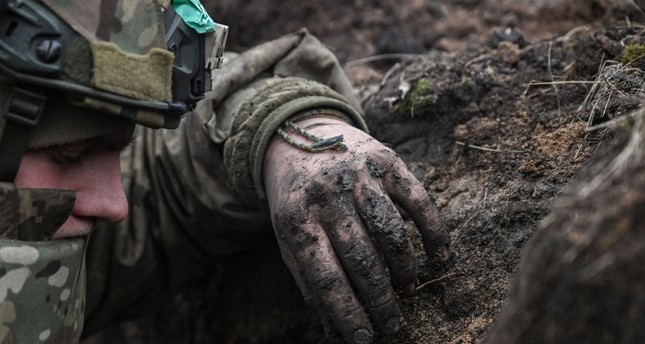 جندي أوكراني على جبهة مدينة باخموت. 8 مارس 2023 الفرنسية