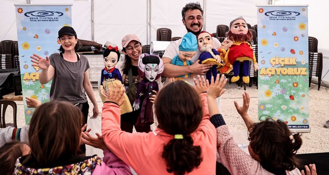 ممثلون أتراك يقدمون عروضاً مسرحية للأطفال لتخفيف الآلام التي خلفها الزلزال في ولاية هطاي جنوبي تركيا الأناضول