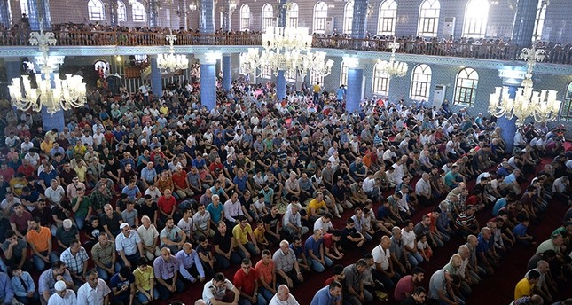 مساجد تركيا تكتظ بملايين المصلين في عيد الفطر