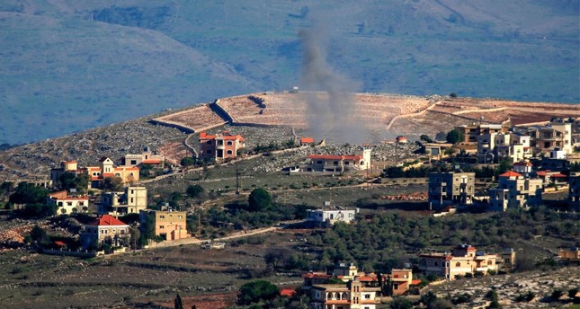 صورة تم التقاطها على مشارف قرية عيترون بجنوب لبنان تظهر الدخان يتصاعد بعد القصف الإسرائيلي في 20 -12-2023 صورة: AFP