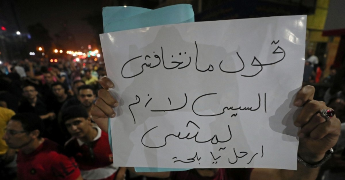 A protester carries a sign that reads ,Don't be afraid ..say .. Sisi must leave, while protesters gather in central Cairo shouting anti-government slogans in Cairo, Egypt September 21, 2019. (Reuters Photo)