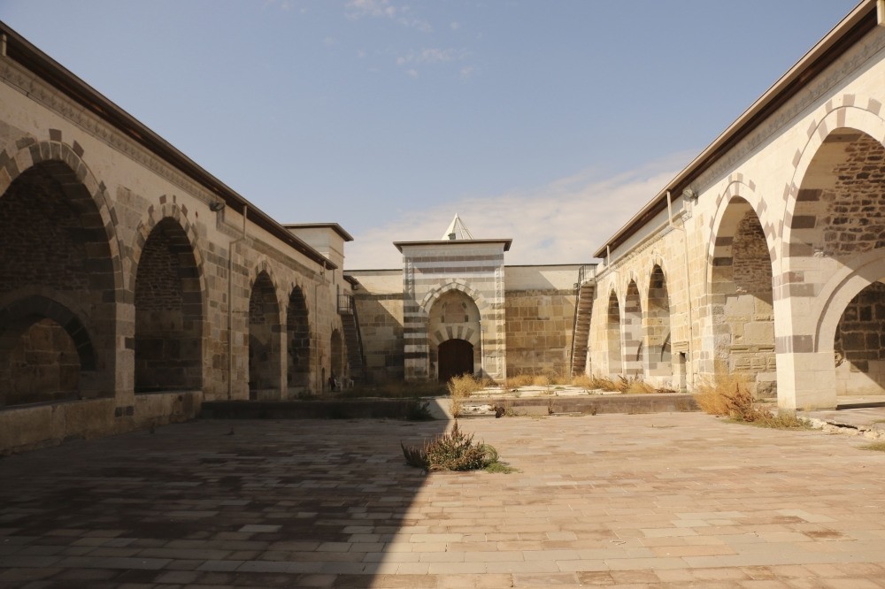 The yard of Zazadin Inn has 24 enclosed and open-air rooms, a prayer room, bath, storehouse, warehouse and barns.