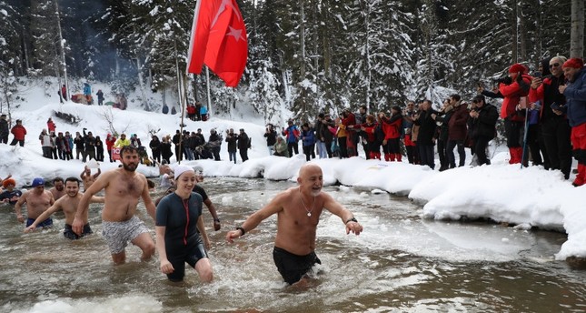 في مهرجان السباحة الشتوي السابع السابع في بحيرة بمرتفعات ولاية ريزة، تجرأ 49 شخصاً على النزول بالمياه رغم برودتها الأناضول