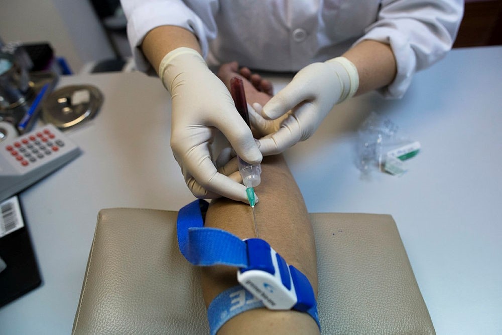 A Thai medical staff member takes a blood sample for a human immunodeficiency virus infection (or HIV) and acquired immunodeficiency syndrome (or AIDS) test at the Thai Red Cross AIDS Research Center's Anonymous Clinic in Bangkok. (EPA Photo)