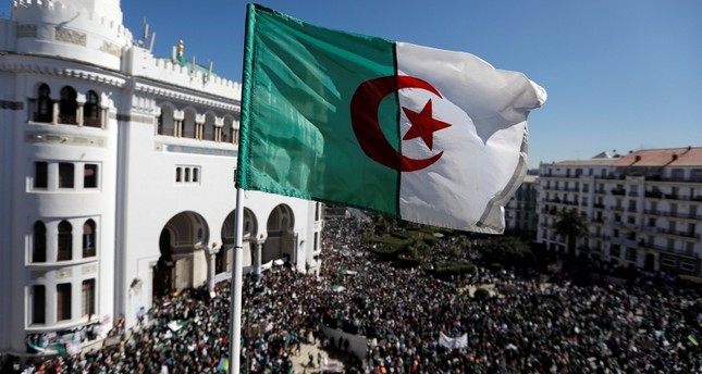 المتظاهرون الجزائريون يغزون الشوارع رفضاً للتمديد