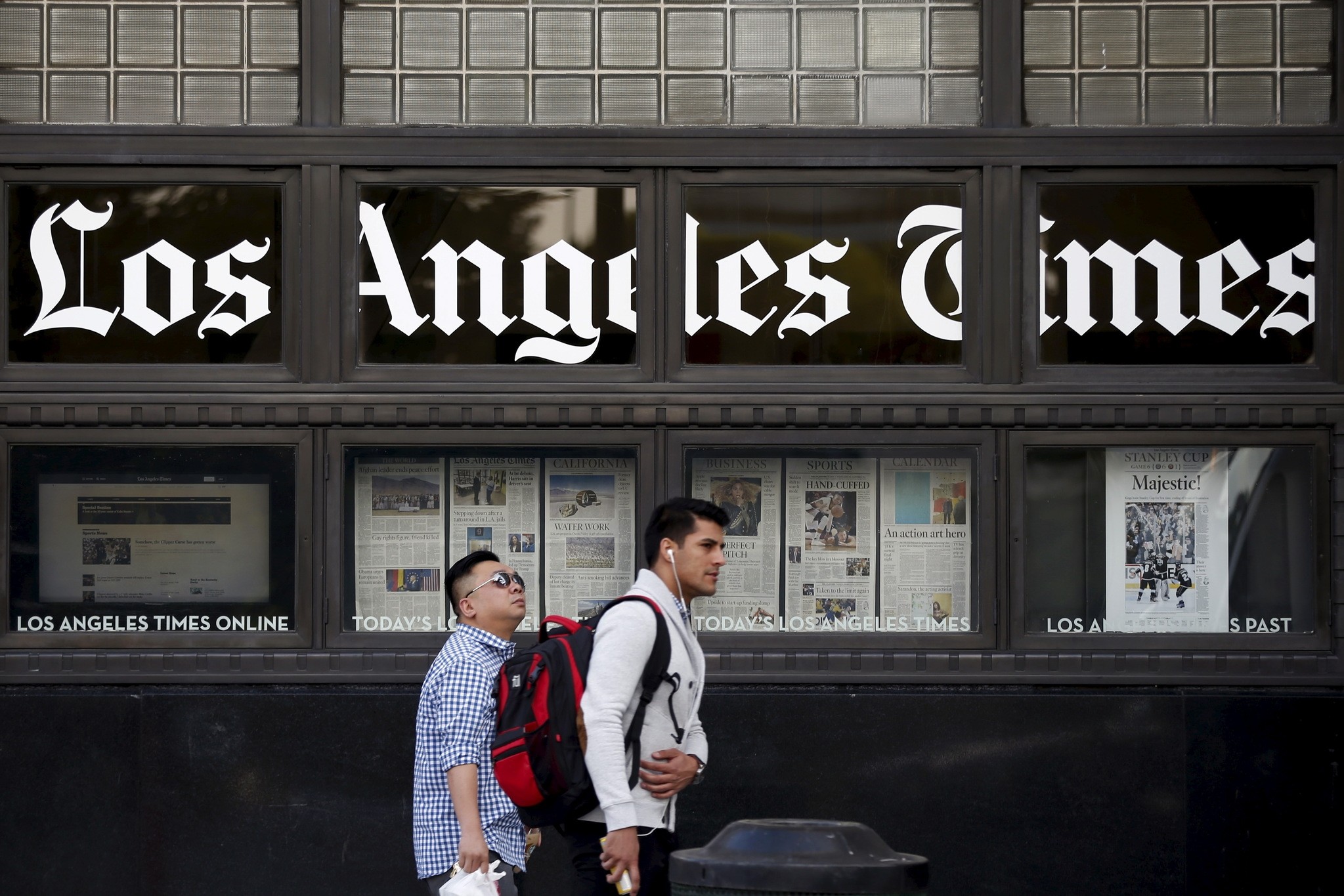 People walk past the building of Los Angeles Times newspaper, which is owned by Tribune Publishing Co, in Los Angeles, California, US, April 27, 2016. (Reuters Photo)
