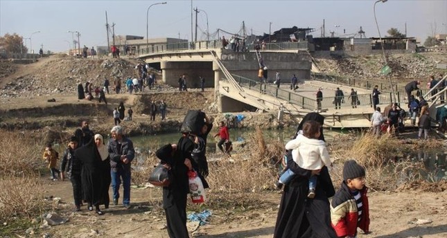 جسر مدمّر.. طريق إجباري للفرار من حرب الموصل