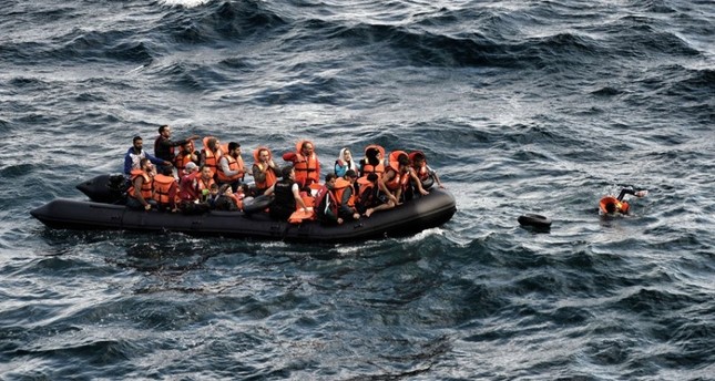 فرق خفر السواحل التركية تباشر عملية إنقاذ مهاجرين عالقين قبالة إزمير