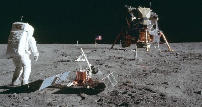 بيع التسجيلات الأصلية لأول هبوط بشري على سطح القمر بحوالي مليوني دولار