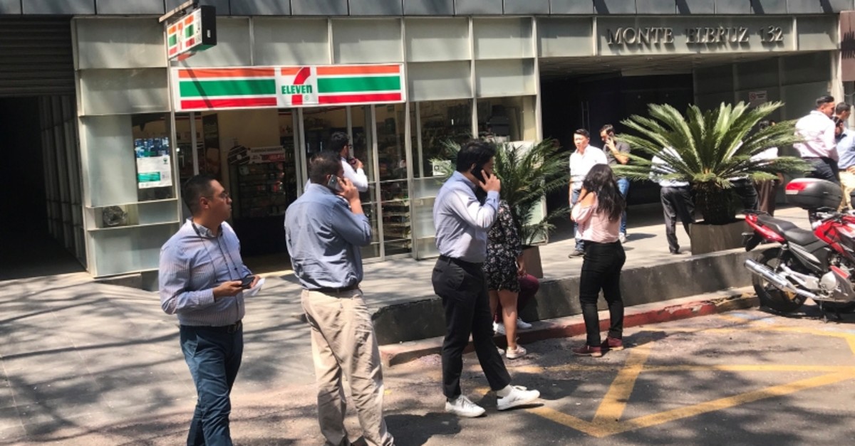 People stand outside a building after an earth quake in Mexico City, Mexico April 22, 2019. (REUTERS Photo)