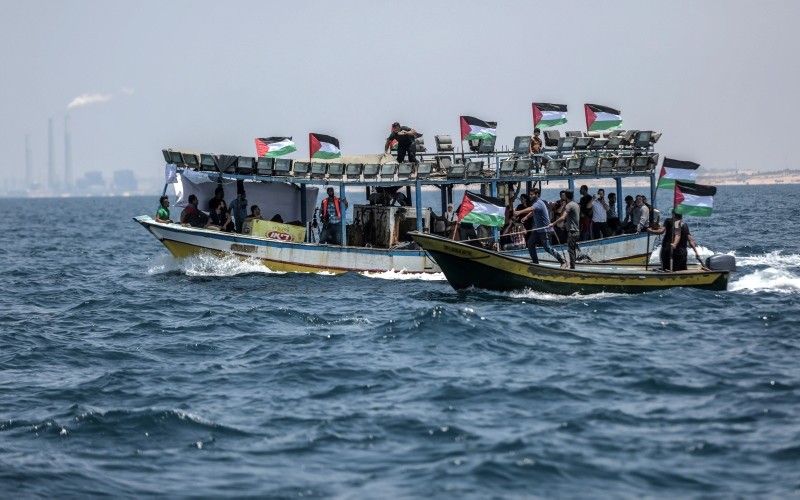 Palestinian activists sail on fishing boats during a protest against the Israeli siege imposed on the Gaza Strip, in the west of Gaza City, May 29, 2018. (EPA Photo)