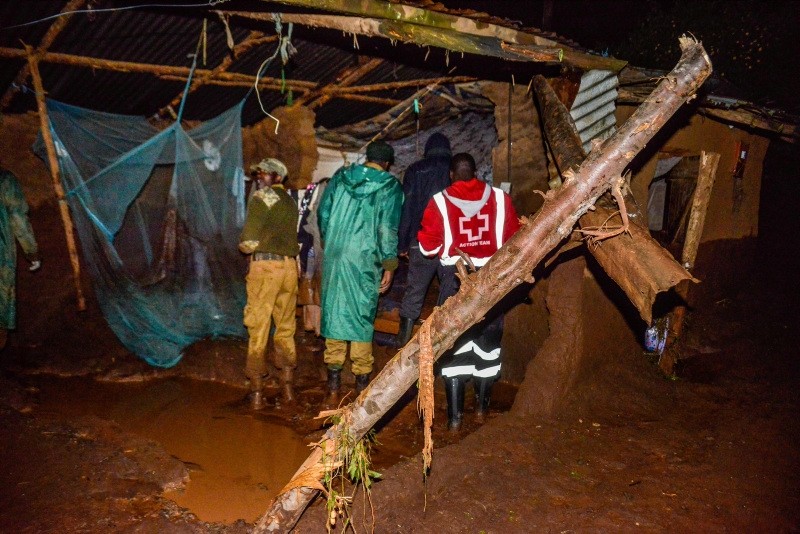 Volunteers search for survivers in a residential area after Patel dam burst its bank at Solai, about 40 kilometres north of Nakuru, Kenya, on May 10, 2018. (AFP Photo)