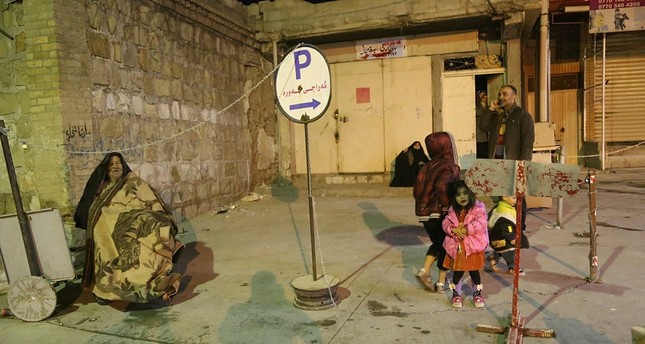 Residents in northern Iraq's Sulaymaniyah flee their homes after magnitude 7.2 quake on November 12, 201. (AA Photo)