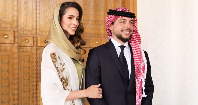 ولي العهد الأمير الحسين بن عبد الله وعروسه السعودية رجوة آل سيف  صورة: انستغرام الملكة رانيا