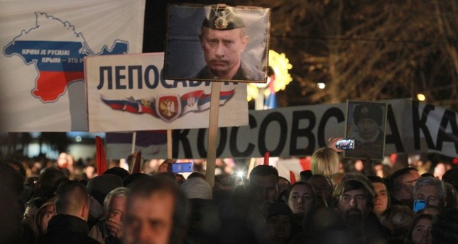 مواطنون من صربيا يتظاهرون أمام كنيسة سانت سافا قبيل زيارة الرئيس الروسي بوتين ونظيره الصربي  الأناضول