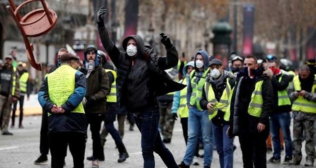 فرنسا.. اشتباكات بين الشرطة الفرنسية ومحتجين من السترات الصفراء