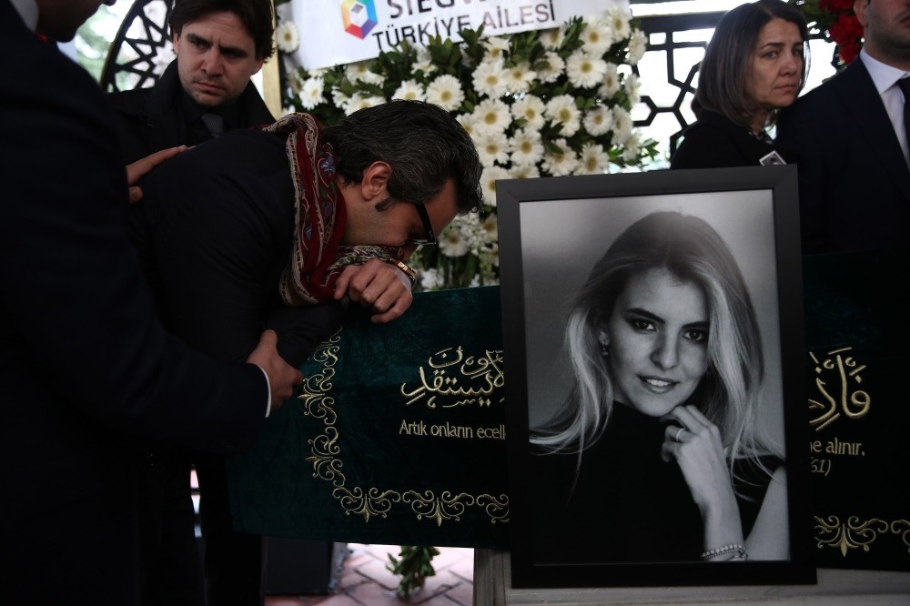 Wearing his late wifeu2019s shawl, Sinan Urfalu0131, Burcu Gu00fcndou011far Urfalu0131 husbandu2019s cries on her coffin.