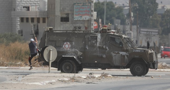 مواجهات بين فلسطينيين وقوات الاحتلال الإسرائيلي بعد محاصرتها منزلاً في الضفة الغربية الأناضول