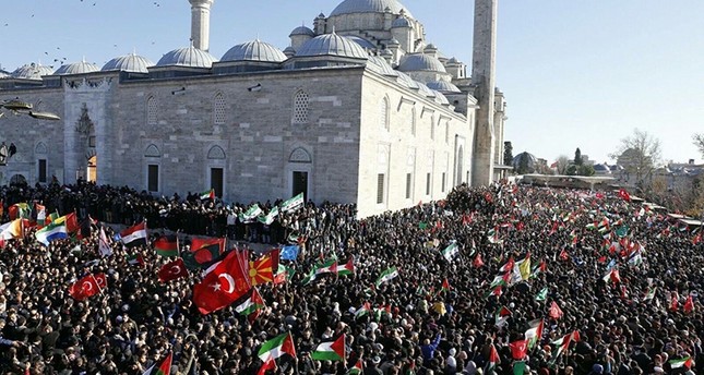 حشود هائلة تغص بهم باحة مسجد الفاتح العريق في إسطنبول