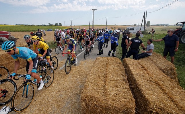 Протестующие фермеры сорвали этап велогонки «Тур де Франс», забросав шоссе сеном