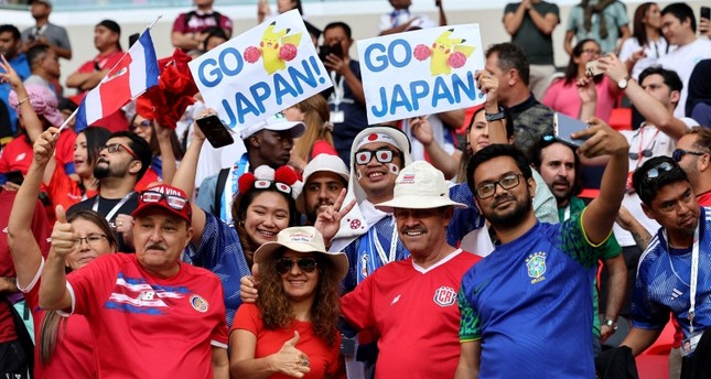 مشجعون خلال مباراة اليابان وكوستاريكا ضمن منافسات كأس العالم قطر 2022