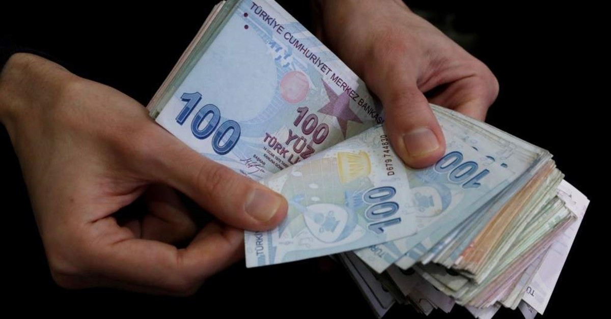 A merchant counts Turkish lira banknotes at the Grand Bazaar in Istanbul, Turkey, March 29, 2019. (Reuters File Photo)