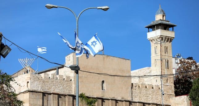 أعلام إسرائيلية فوق الحرم الابراهمي في الخليل IHA