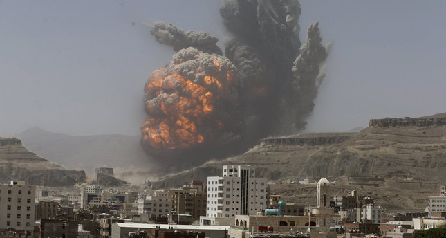 التحالف يشن غارات عنيفة على صنعاء عقب اعتراض صاروخ باليستي فوق الرياض