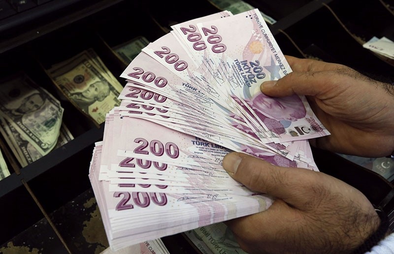A money changer counts Turkish lira bills at an currency exchange office in Istanbul December 16, 2014. (Reuters Photo)