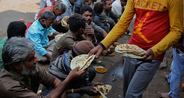 توزيع الخبز على الفقراء في أحمدأباد الهندية AP