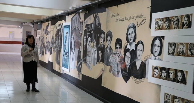 معلمون وطلبة أتراك يحولون مدرستهم إلى معرض فني تخليداً لأبطال الوطن