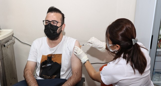 وزارة الصحة التركية تخفض سن تطعيم كورونا إلى 30 عاماً