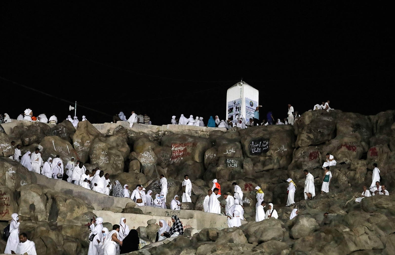 Muslim pilgrims walk and pray on Mount Arafat, also known as Jabal al-Rahma (Mount of Mercy), southeast of the Saudi holy city of Mecca, on the eve of Arafat Day (AFP Photo)