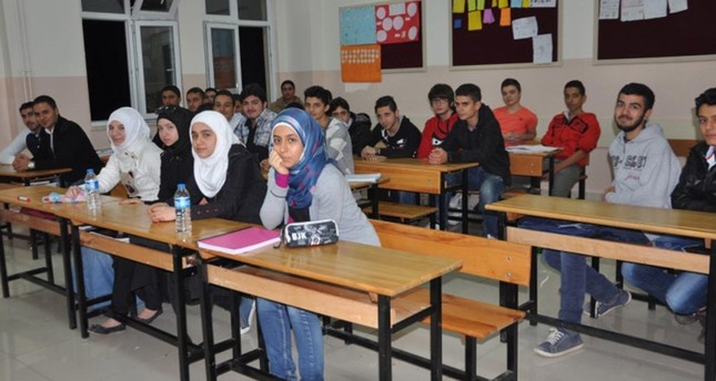 الطلبة السوريون سيتلقون دورة مجانية في اللغة التركية لتمكينهم من دخول الجامعات