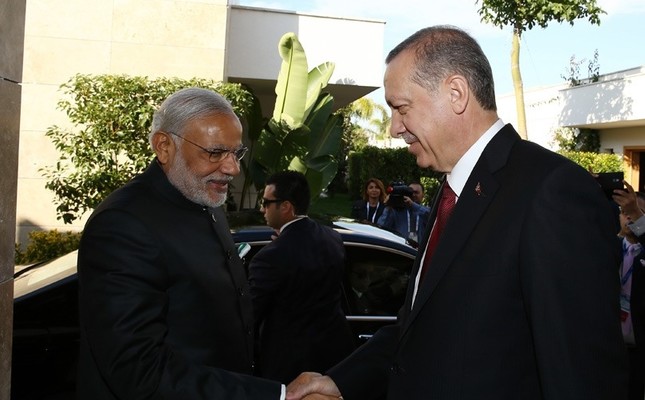 Turkish President Recep Tayyip Erdoğan shakes hands with Indian Prime Minister Narendra Modi during G20 Summit 2015 in Turkey's Antalya.