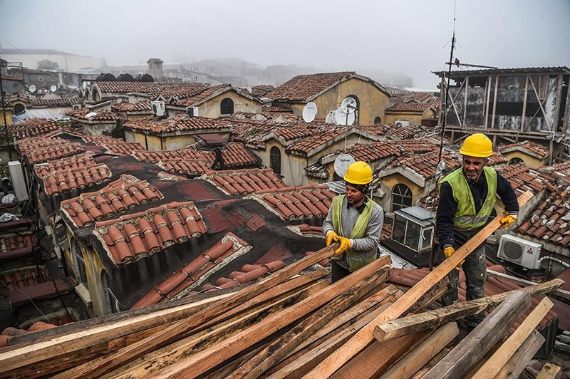 Employees work on the top of Istanbul's iconic marketplace, the Grand Bazaar during its renovation on March 1, 2017 in Istanbul. (AFP Photo)