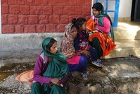 Indian women wait as they visit to get children administered for pulse polio drops at a booth in Barana village, some 40 km from Dharamsala, India, Jan. 28 2018. (EPA Photo)