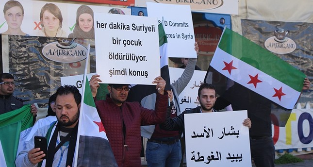 أتراك وسوريون يتظاهرون أمام القنصلية الأمريكية في إسطنبول لنصرة الغوطة الشرقية