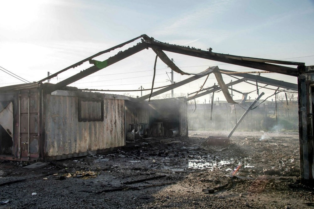 A huge blaze gutted the Grande-Synthe migrant camp outside the northern French city of Dunkirk on Apr. 10. (AFP Photo)