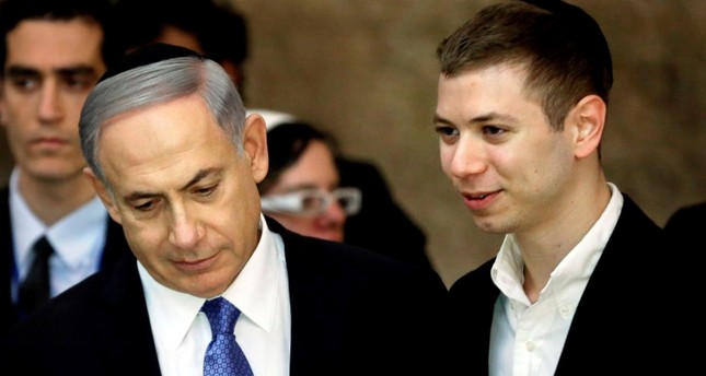يائير نتانياهو الابن البكر لرئيس الوزراء الإسرائيلي مع والده الفرنسية