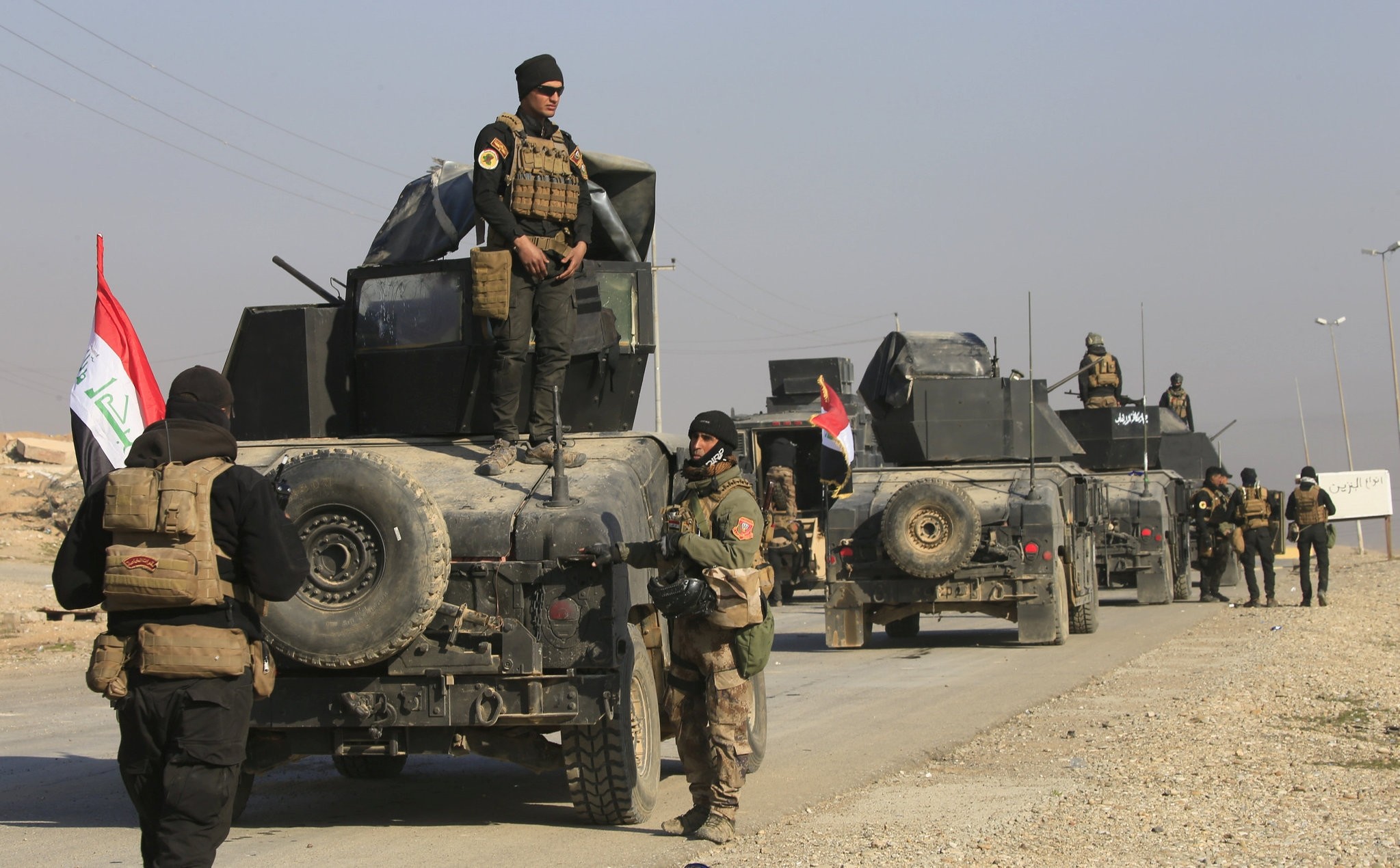 Counter-terrorism service (CTS) troops advance towards Ghozlani military complex, south of Mosul, Iraq February 23, 2017. (REUTERS Photo)