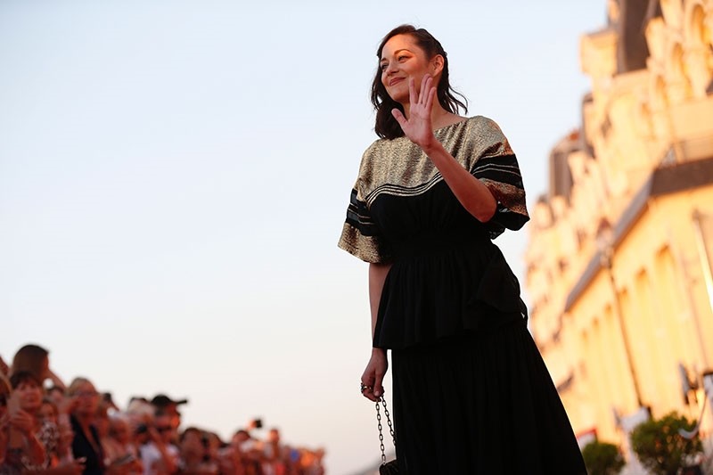 French actress Marion Cotillard poses on the red carpet on June 17, 2017 during the Cabourg Romantic Film Festival in Cabourg, northwestern France. (AFP Photo)